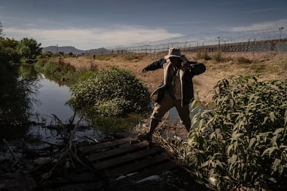 Con la extinción del Título 42, no se van a abrir las puertas de EE UU, pero cada día comienzan a llegar a la frontera más y más migrantes que buscan desesperados acercarse al lado estadounidense. En la imagen, un migrante acomoda unos tablones para cruzar el río Bravo.