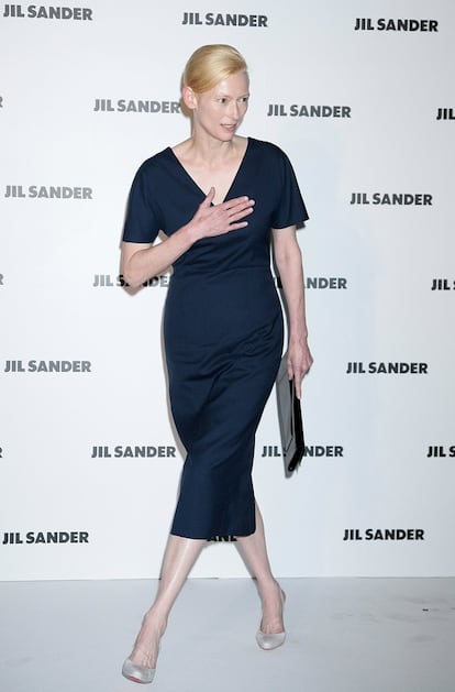 Si hay algo que debemos reconocerle a Tilda Swinton es lo bien que se conserva para su edad: 51 años. En la imagen con vestido azul marino de Jil Sander.