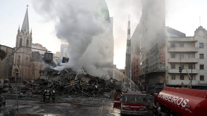 Bombeiros trabalham nos escombros do prédio que desabou no centro de São Paulo nesta terça-feira, 1º de maio