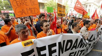 Trabajadores de Galmed protestan en Valencia contra el cierre de la planta de Sagunto.