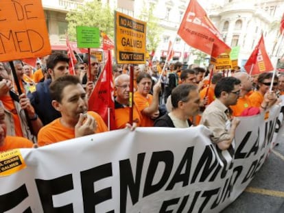 Trabajadores de Galmed protestan en Valencia contra el cierre de la planta de Sagunto.