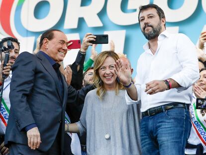 Silvio Berlusconi junto a Giorgia Meloni y Matteo Salvini en Roma, en 2019.