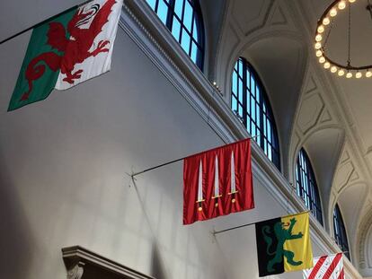 El Hall de los Caballeros en el MET, con las supuestas banderas de los miembros de la Mesa Redonda.