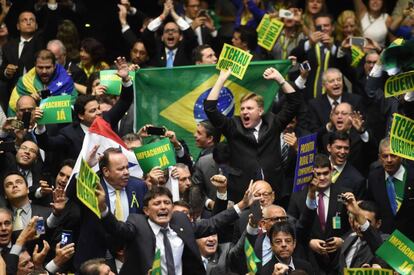 Deputados da oposição comemoram aprovação do processo de impeachment da Câmara.