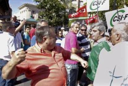 Un manifestante se enfrenta a integrantes del sindicato CSI-F, durante la manifestación de varios miles de personas hoy, 7 de octubre de 2012, en Sevilla, en contra de los Presupuestos Generales del Estado para 2013 y para exigir al Gobierno que cambie su política económica, en una jornada de movilizaciones en toda España convocada por la Cumbre Social, compuesta por casi 150 organizaciones.