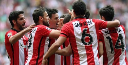 Los jugadores del Athletic celebran el gol de Aduriz.