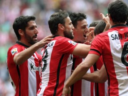 Los jugadores del Athletic celebran el gol de Aduriz.