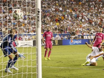 Totti marca el gol de la victoria.