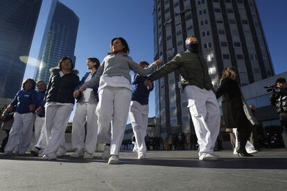 Miles de ciudadanos y de profesionales sanitarios han abrazado hoy los hospitales madrileños para expresar su rechazo a los planes privatizadores que planea el Gobierno regional.