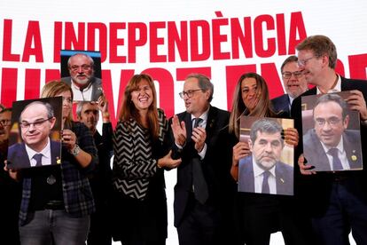 La cabeza de lista al Congreso por JxCat, Laura Borrás (segunda por la izquierda), junto al presidente de la Generalitat, Quim Torra (tercero por la derecha), durante el mitin final de campaña que JxCat celebra este viernes en Barcelona. 