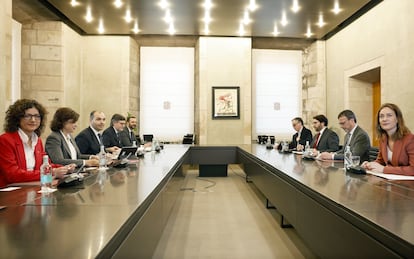 A la izquierda, los portavoces de ERC,  Josep Maria Jové, Josep Rius (Junts), Ferran Pedret (PSC) y Jessica Albiach (comunes). Delante, el consejero Albert Dalmau. 
