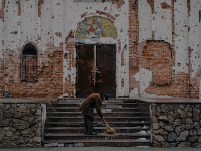 'El Monasterio de Iversky cerca del aeropuerto de Donetsk'. El monasterio resultó seriamente dañado durante la guerra del Donbas. República Popular de Donetsk.
