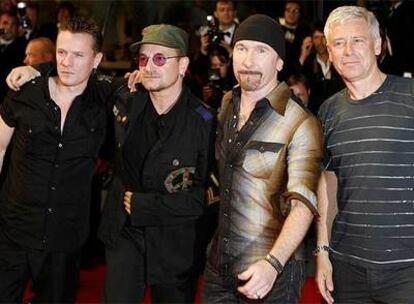El grupo irlandés ha desfilado este sábado por la alfombra roja del Festival de Cine de Cannes, antes de actuar para cientos de artistas y fans, y previamente al pase nocturno del film <i>U23D</i>, un filme sobre la última gira de la banda liderada por Bono. U2 ha interpretado dos canciones, <i>Vertigo</i> y <i>Where the Streets Have No Name</i>