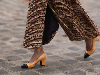 Chanel ha convertido en icónicos sus zapatos de punta en contraste, un modelo que conjuga elegancia y comodidad. GETTY IMAGES.