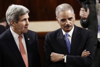 El secretario de estado, John Kerry (i), habla con el fiscal general, Eric Holder (d).