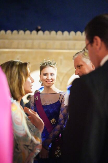 La presidenta de la Cámara de Representantes de Estados Unidos, Nancy Pelosi, fue otra de las políticas invitadas a la fiesta. En la imagen, charla con Isabel de Bélgica y su padre, el rey Felipe.