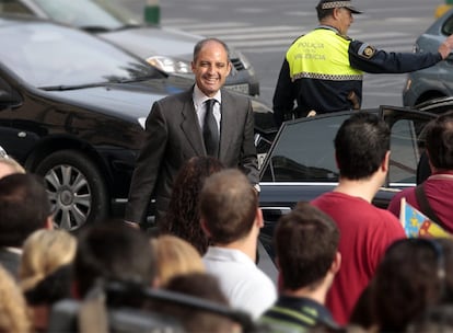 Un sonriente Francisco Camps, a su llegada, a primera hora de la mañana de ayer, a la Audiencia de Valencia, donde declaró como imputado por el <i>caso Gürtel. </i>