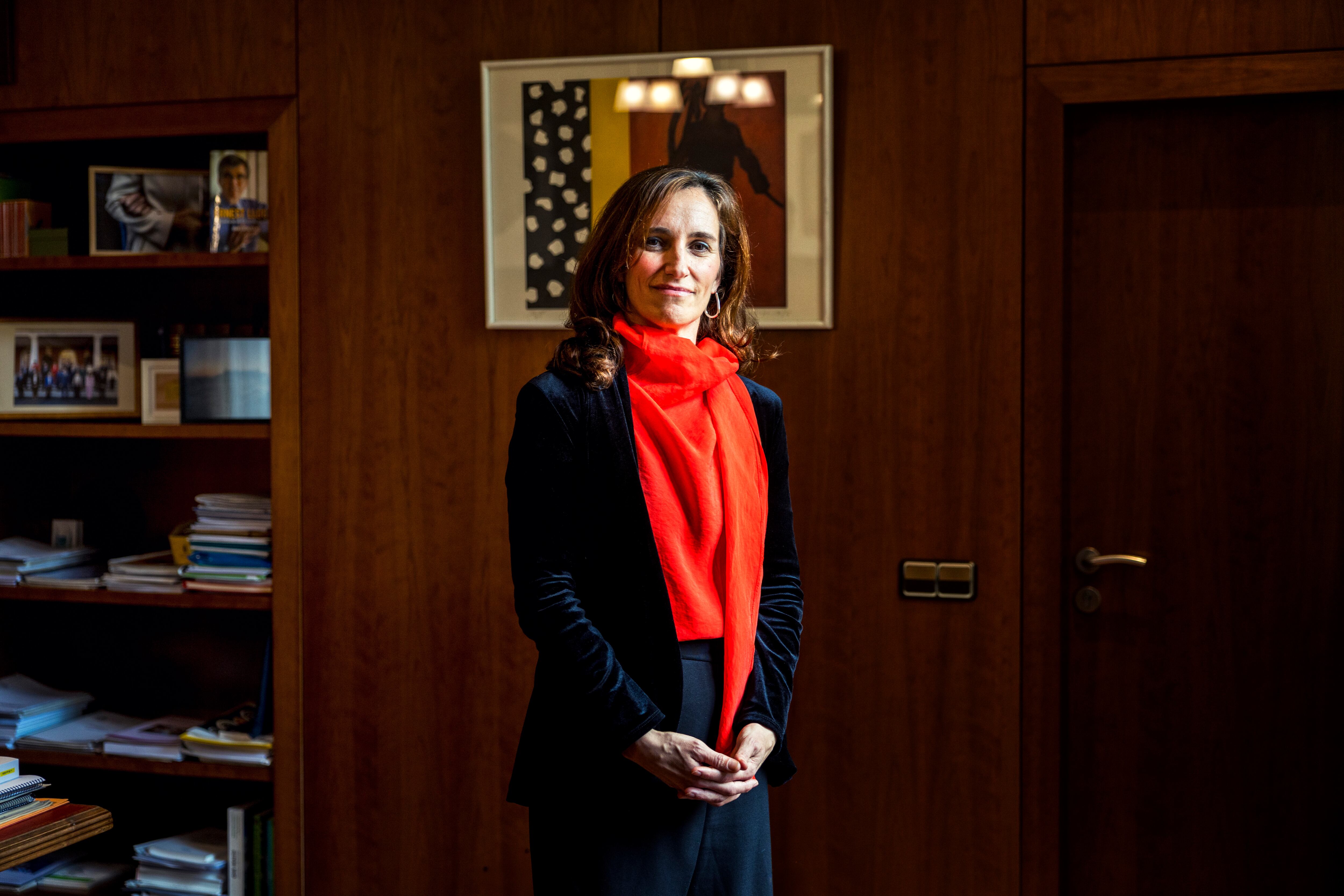La ministra de Sanidad, Mónica García, fotografiada en su despacho. 
