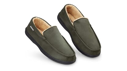 Estas zapatillas de estar en casa para hombre ofrece unos acabados excepcionales en toda su superficie.