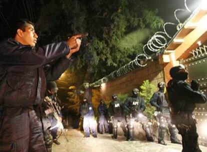 Agentes de la Policía Fiscal, durante una operación antidroga en Ciudad de México.