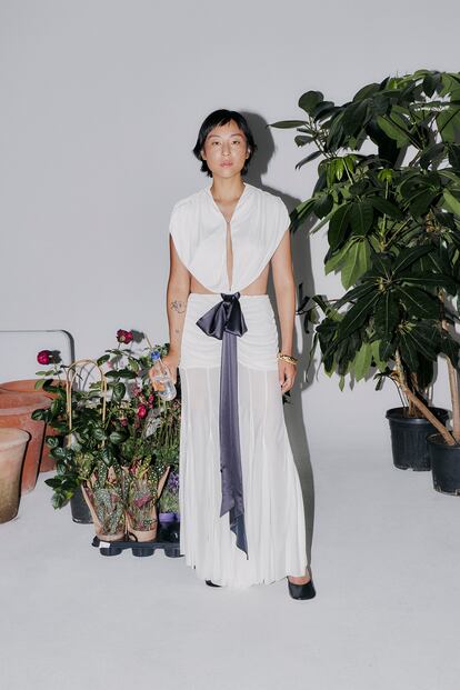 La actriz Greta Lee, protagonista de 'Vidas pasadas', vestida de Loewe.