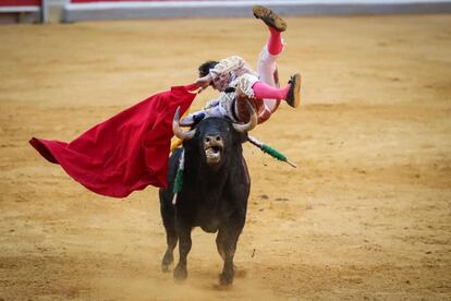 José Garrido, en el momento de ser volteado por su segundo toro.