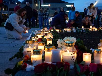 Flores y velas en una plaza de Kongsberg, Noruega, donde el miércoles un hombre armado con un arco y flechas disparó y mató a cinco personas.