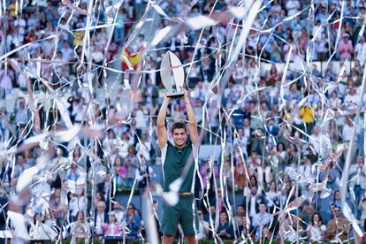 El tenista español Carlos Alcaraz levanta el trofeo del Masters de Madrid tras ganar a Alexander Zverev el pasado 8 de mayo. Alcaraz se convertía así en número 1 de la ATP.  