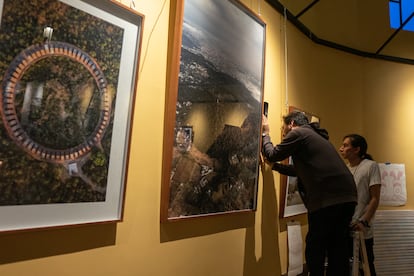 Un grupo de personas ayuda a terminar de montar la exposición.