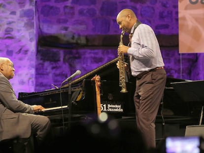 Ellis Marsalis toca el piano en el festival jazz de San Sebastián acompañado por su hijo Branford.