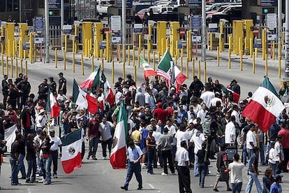 Una manifestación bloquea el paso fronterizo entre Tijuana y San Diego, el pasado mayo.