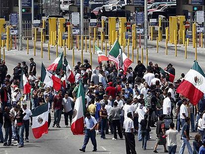 Una manifestación bloquea el paso fronterizo entre Tijuana y San Diego, el pasado mayo.