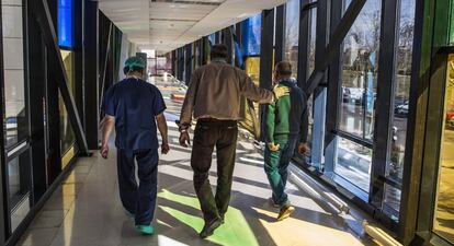 Desde la izquierda, los doctores Víctor Suárez y Alfonso Vidal junto a un paciente en el Hospital Sur de Alcorcón.