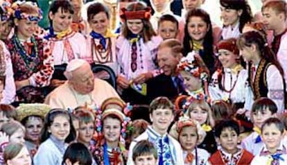 Juan Pablo II junto al presidente ucranio, Leonid Kuchma, rodeados de niños, a su llegada al aeropuerto de Kiev.