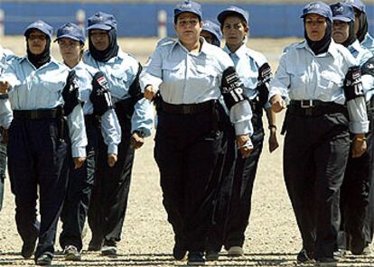 Mujeres cadete de las nuevas fuerzas de seguridad de Irak desfilaban ayer en la academia de policía de Bagdad.