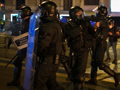 Un agente de los Mossos d'Esquadra apunta con la pistola de foam durante las protestas en Barcelona.