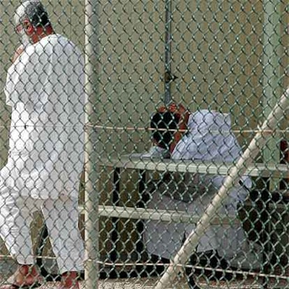 Dos detenidos en la prisión de la base estadounidense de Guantánamo, el pasado 16 de febrero.