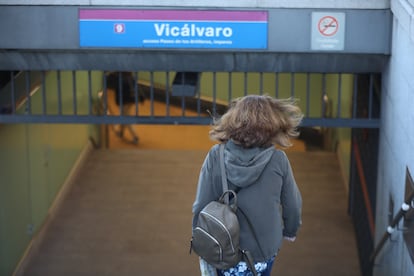 Una mujer entra al metro de Vicálvaro, en Madrid, en septiembre de 2020.