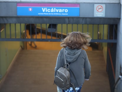 Una mujer entra al metro de Vicálvaro, en Madrid, en septiembre de 2020.