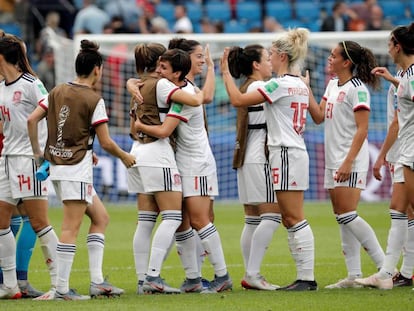 Las jugadoras de España se abrazan después de conseguir el pase a octavos contra China. 