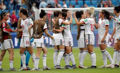 Las jugadoras de España se abrazan después de conseguir el pase a octavos contra China. 