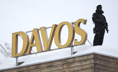 Un agente armado sobre un hotel en Davos, donde se celebra un a&ntilde;o m&aacute;s el Foro Econ&oacute;mico Mundial.