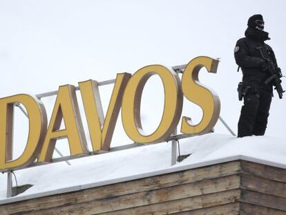 Un agente armado sobre un hotel en Davos, donde se celebra un año más el Foro Económico Mundial.