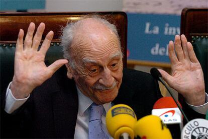 El escritor presenta en el Instituto Cervantes en "un libro vivo" que representa los años que hoy celebra.
