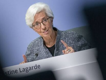 Lagarde deja la puerta abierta a encender el helicóptero monetario