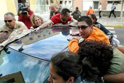 Familiares de Antonia Torres tratan de impedir que se grabe la entrada del coche en el que viaja la edil.