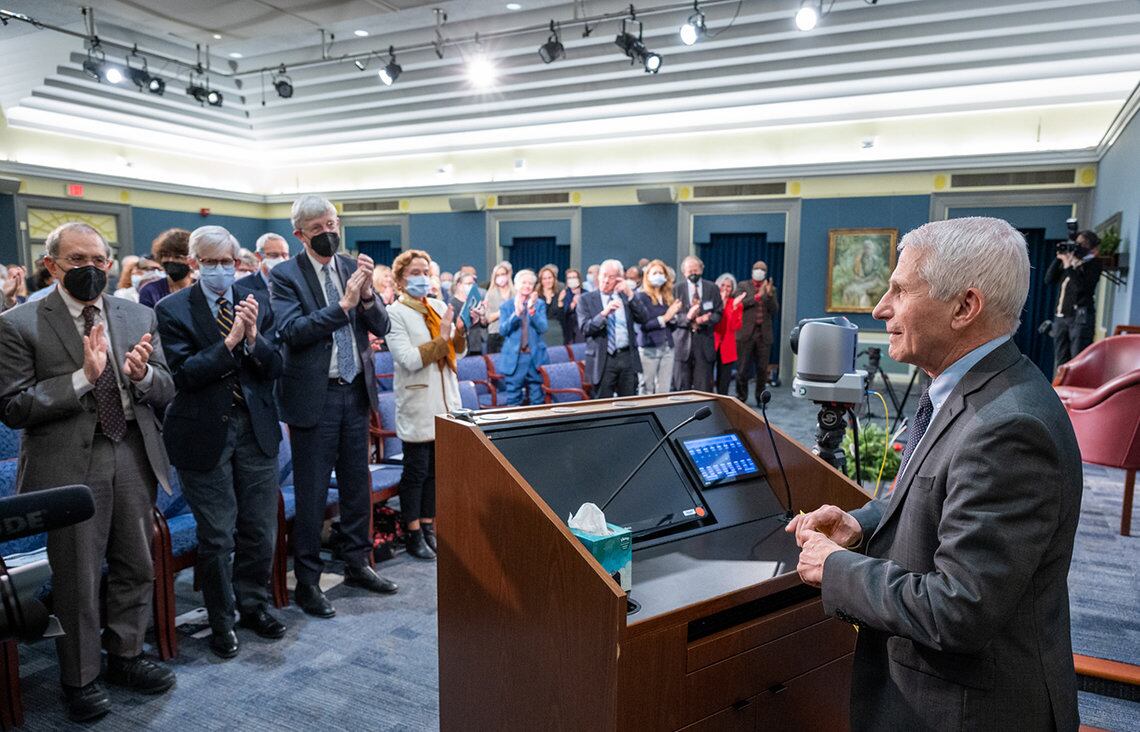 El médico Anthony Fauci recibió una ovación en su retirada, tras 38 años al frente del Instituto Nacional de Alergias y Enfermedades Infecciosas, en Bethesda (EE UU).