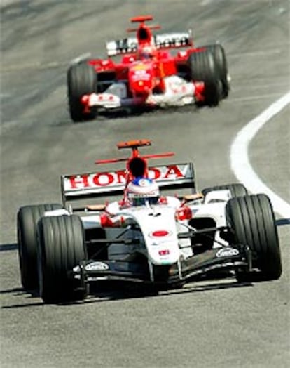 Button, seguido por la sombra amenazante de Schumacher.