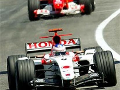 Button, seguido por la sombra amenazante de Schumacher.