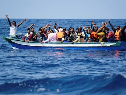 Una patera rescatada en el Mediterráneo
